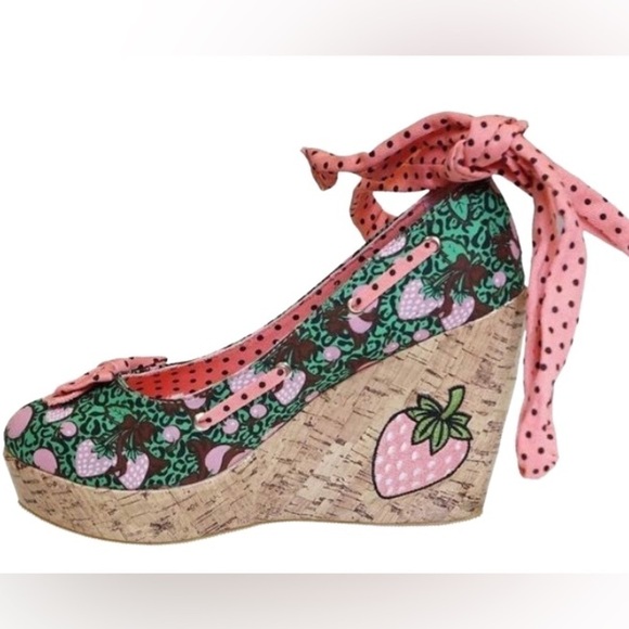 🆕🍓Too Fast Cirque Couture🍓Strawberry Wedges🍓 - Picture 3 of 15